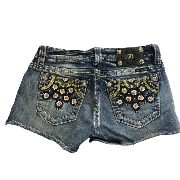 Women's Miss Me Low Rise Med. Wash Embroidered Floral Frayed Shorts. Size 27 - Picture 4 of 16
